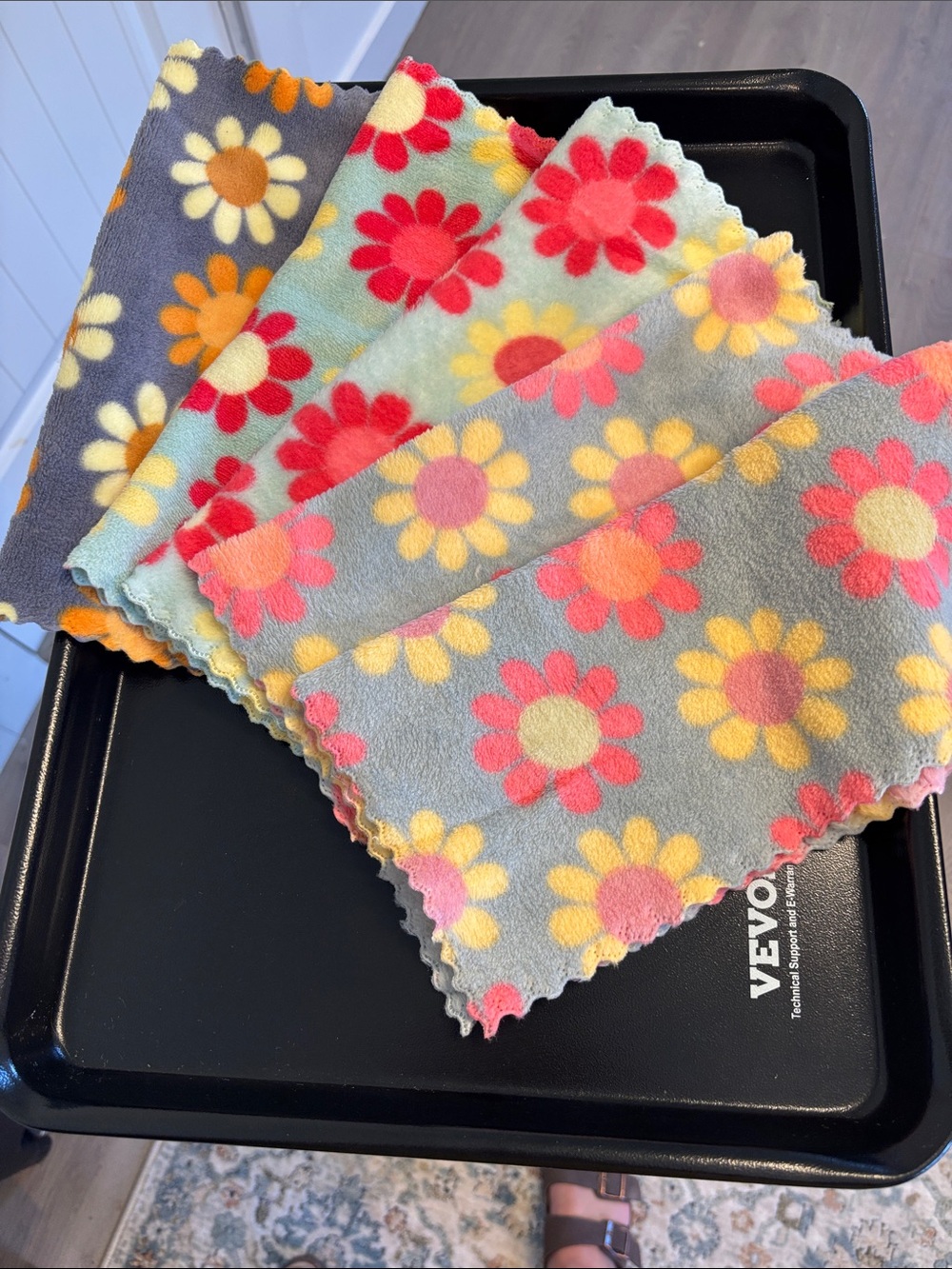 Daisy Print Fuzzy Fleece Cloths - Multicolor